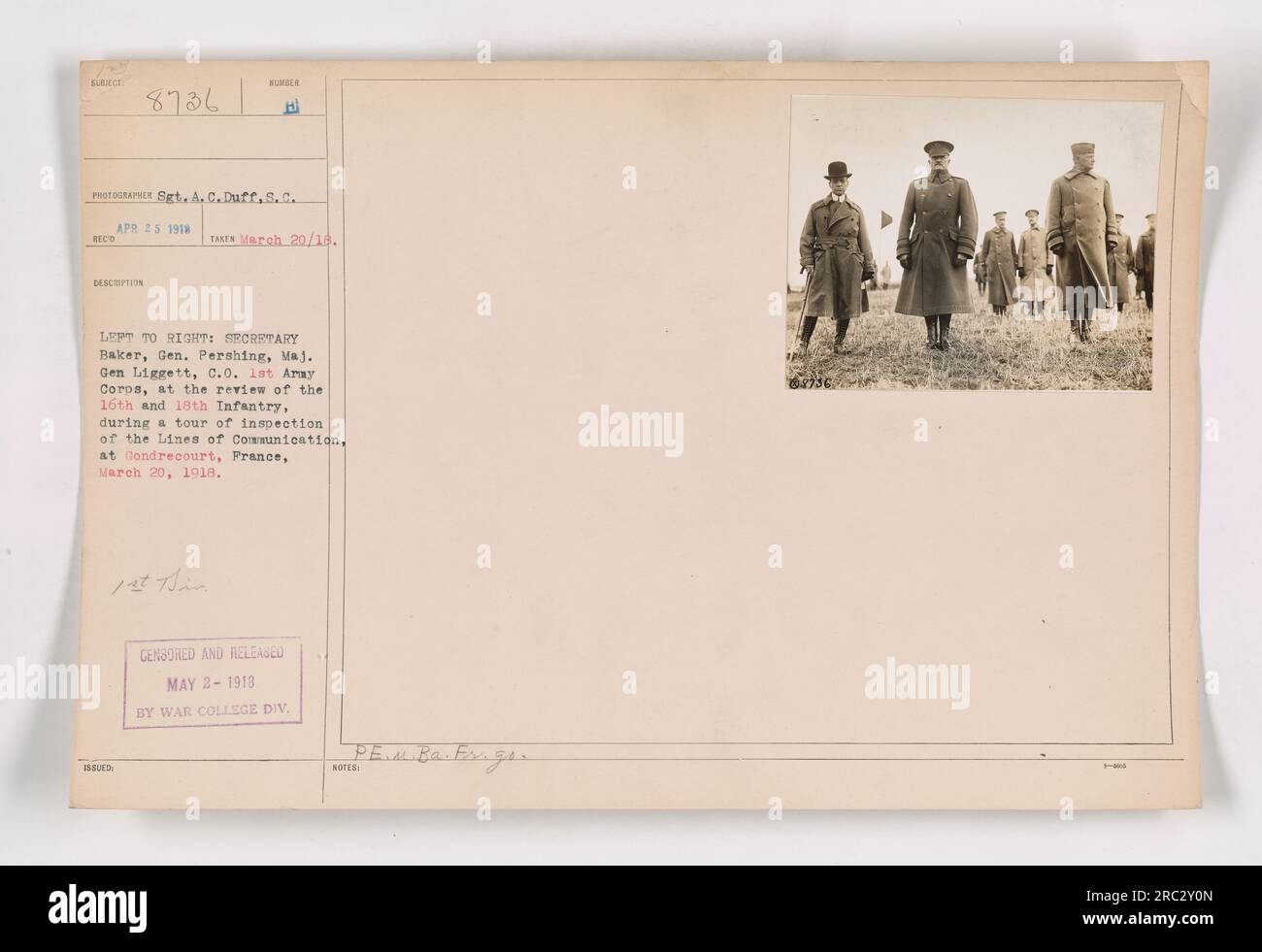 Légende : le secrétaire Baker, le général Pershing et le major général Liggett lors de la revue des 16th et 18th Infantry lors d'une tournée d'inspection des lignes de communication à Gondrecourt, France, le 20 mars 1918. Photographie prise par le sergent A.C. Duff, S.C. Publié le 2 mai 1918 par War College Div Ex.gs. Banque D'Images