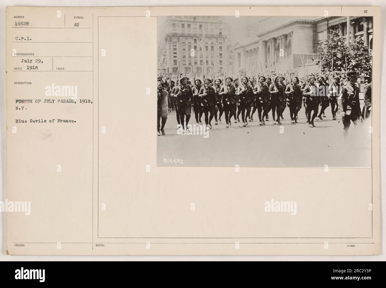 Soldats participant au défilé du 4 juillet à New York en 1918. La photo représente les Diables bleus de France, une unité de l'armée française renommée pendant la première Guerre mondiale. Prise par un photographe CPI le 29 juillet 1918. Banque D'Images