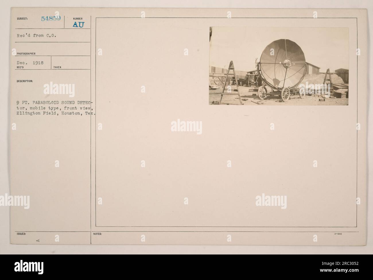 détecteur sonore parabolique de 9 pieds, type mobile, vue de face. Cette image a été prise en décembre 1918 à Ellington Field à Houston, Texas. Le détecteur sonore a été utilisé pour des activités militaires pendant la première Guerre mondiale. Banque D'Images