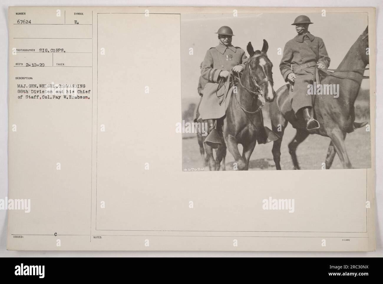 Le major-général Weigel, commandant la 88e division, et son chef d'état-major, le colonel Pay W. Brabson, sont représentés sur cette photo. La photographie, numérotée 67624, a été prise par le signal corps et enregistrée le 10 février 1920. Il est classé comme un conte d'importance, indiqué par le symbole 'E.' Banque D'Images