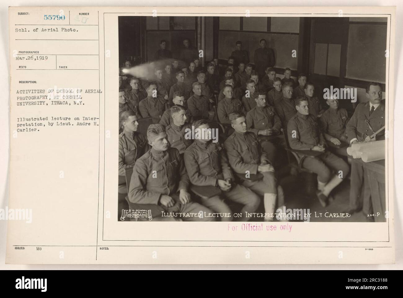 Le lieutenant Andre H. Carlier donne une conférence illustrée sur l'interprétation à l'École de photographie aérienne de l'Université Cornell à Ithaca, NY. La conférence fait partie des activités de l'école, qui forme les étudiants dans le domaine de la photographie aérienne. La conférence est destinée à un usage officiel. Banque D'Images