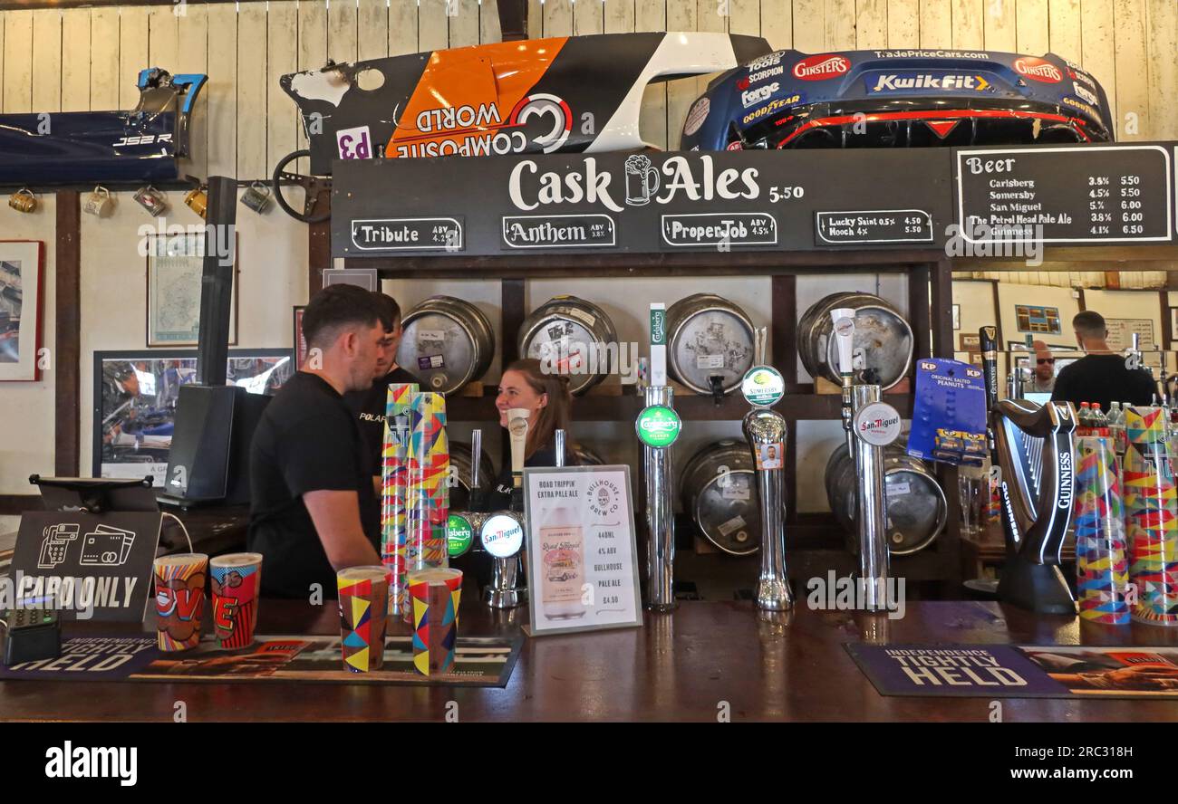 Inside the Petrol Head pub @teamWoodlands , Northamptonshire, Angleterre, Royaume-Uni, NN12 8TN - Cask Ales Tribute, Anthem, ProperJob Banque D'Images