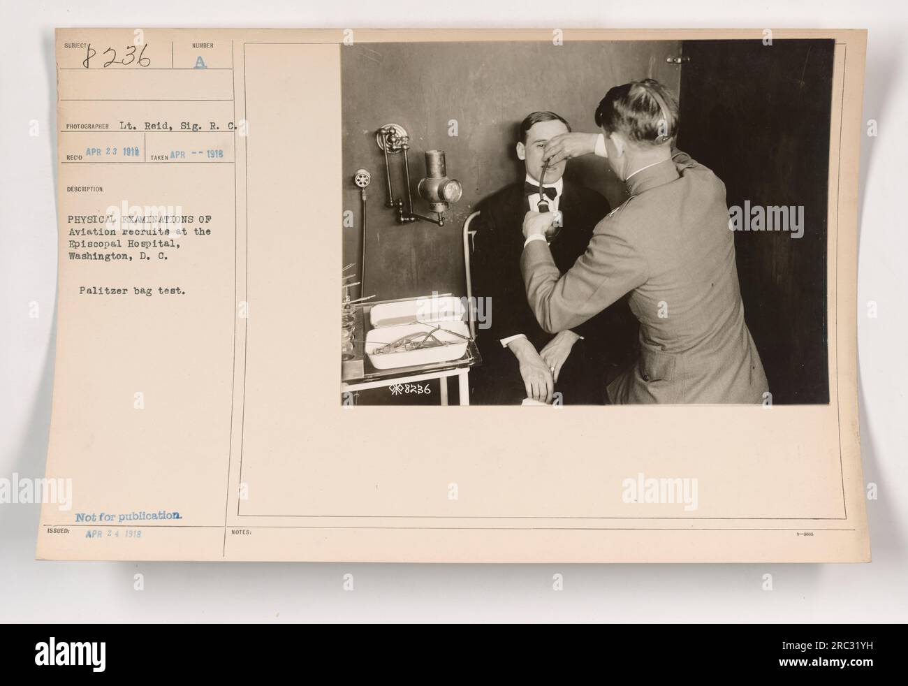 Recrues de l'aviation subissant des examens physiques à l'hôpital épiscopal de Washington, D.C. Sur cette photo, les recrues participent au test du sac de Palitzer, une technique de mesure utilisée pour évaluer la capacité pulmonaire et la capacité respiratoire. Cette image ne peut pas être publiée et a été prise par le lieutenant Reid, SIG. R.C. le 23 avril 1918. Il fait partie d'une série de photographies documentant les activités militaires américaines pendant la première Guerre mondiale. Banque D'Images