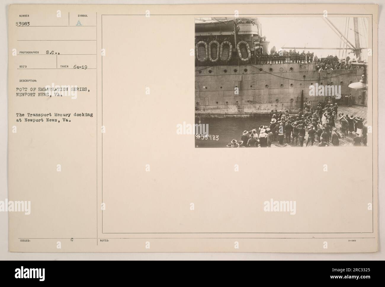 La photographie montre le navire de transport Mercury amarré à Newport News, en Virginie, pendant la première Guerre mondiale. Il fait partie de la série Port d'embarquement prise par le photographe S.C. Reco. L'image est numérotée 53983 et a été prise sous le symbole 64-19. C'est l'une des 953 983 photographies de la série. Banque D'Images