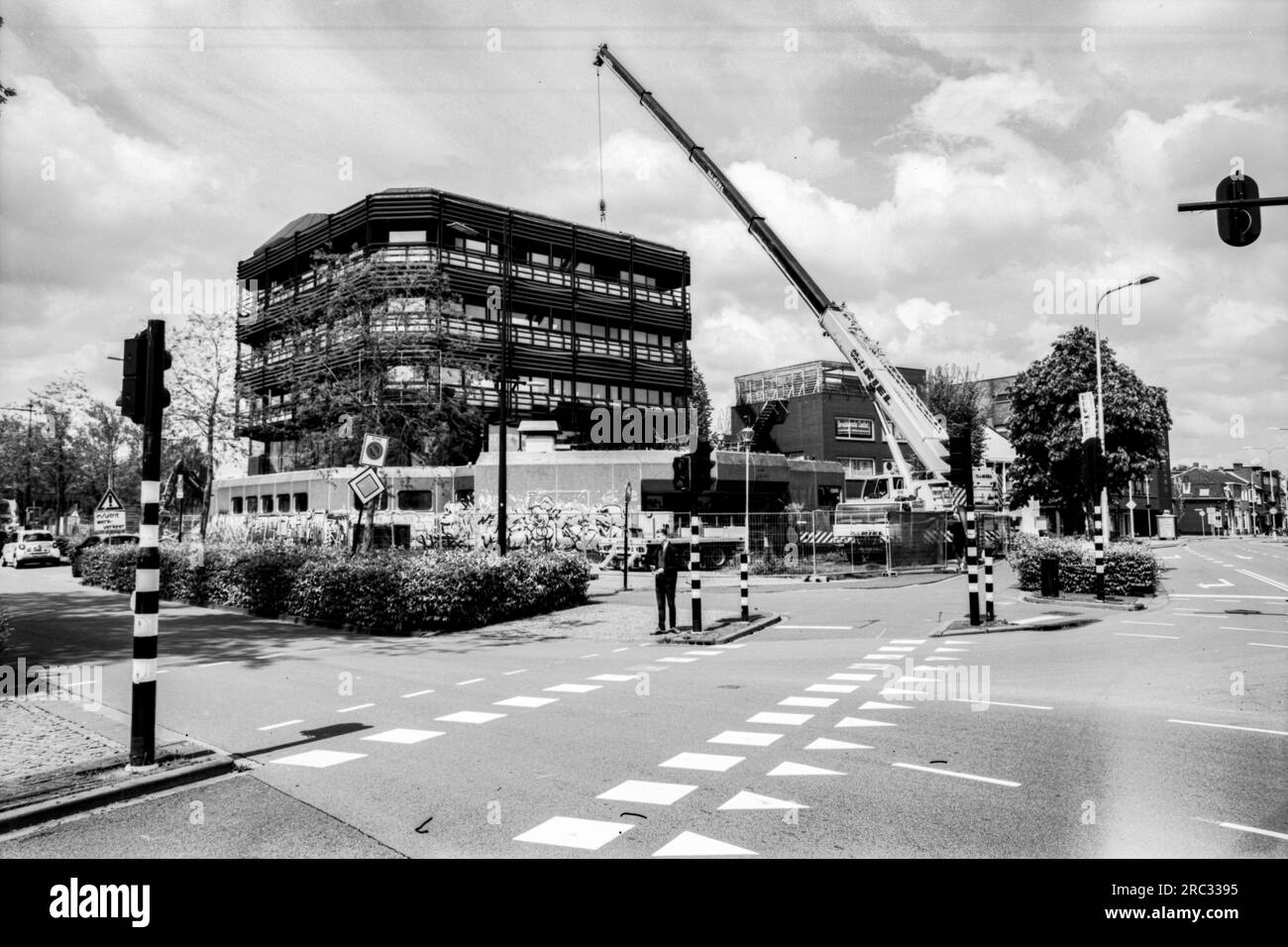 Démolition de l'emblématique «bâtiment bleu», construit à l'origine dans les années 1970 pour abriter les bureaux des services sociaux de la municipalité. Tilburg, pays-Bas. Banque D'Images