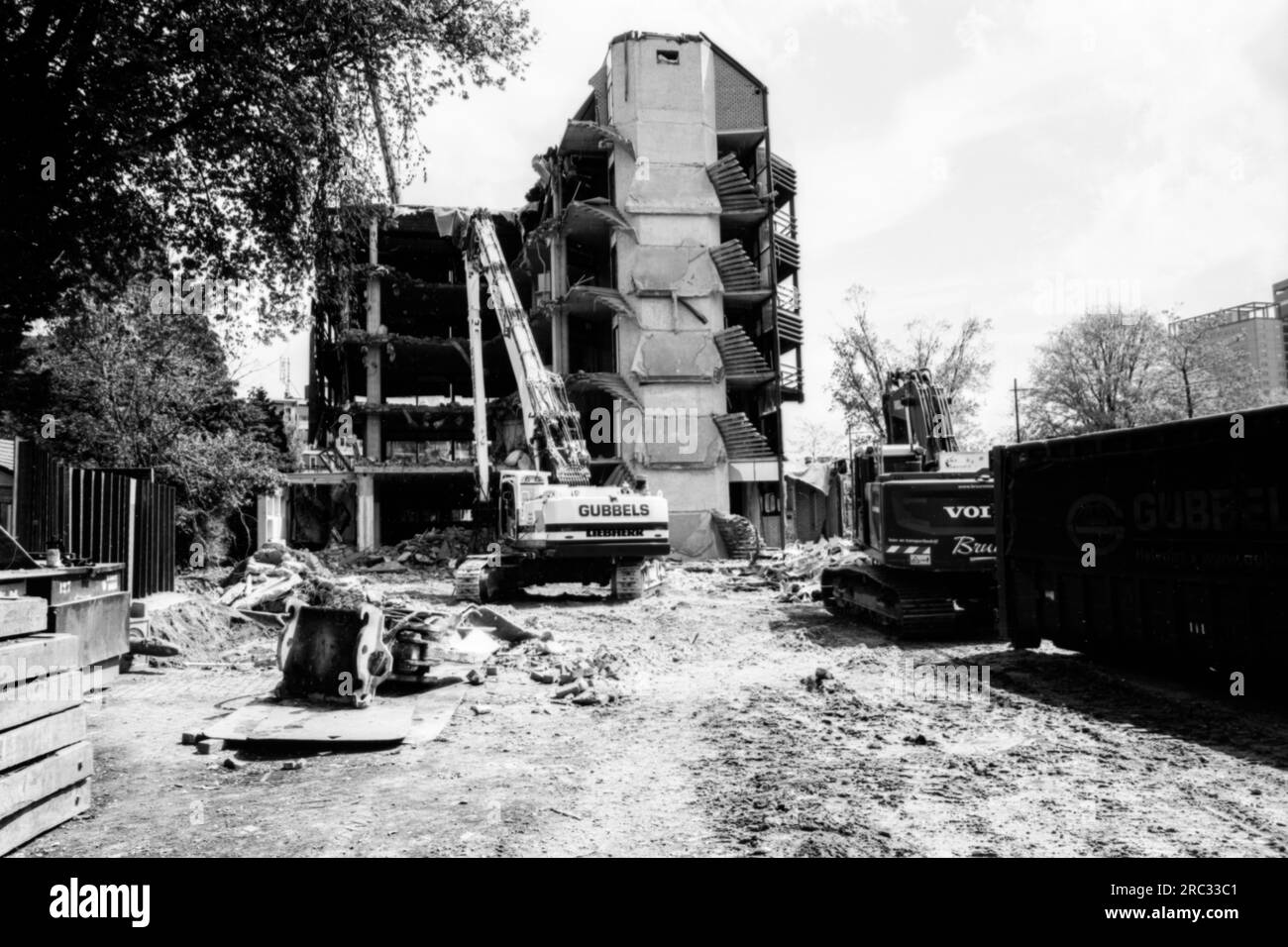 Démolition de l'emblématique «bâtiment bleu», construit à l'origine dans les années 1970 pour abriter les bureaux des services sociaux de la municipalité. Tilburg, pays-Bas. Banque D'Images