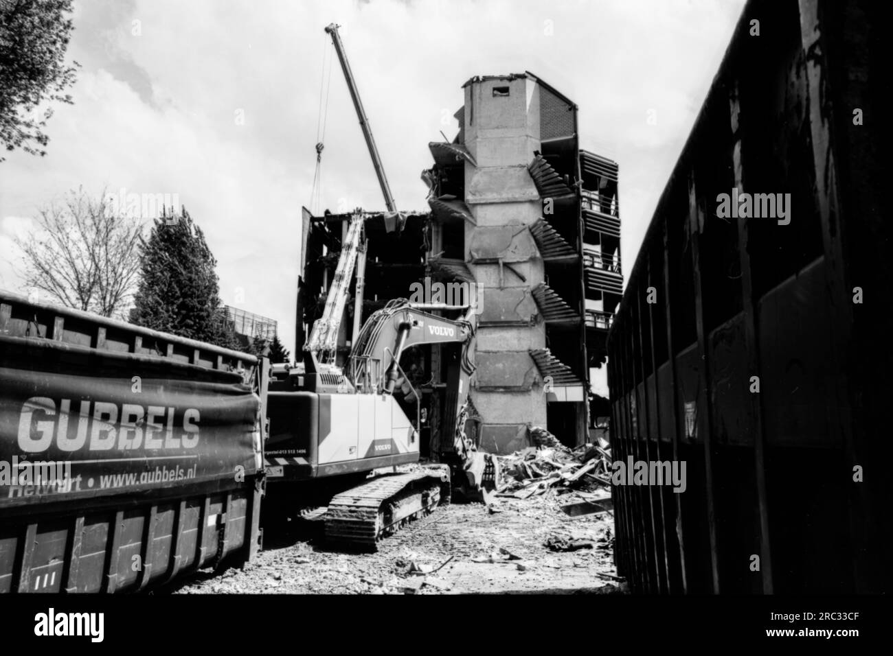 Démolition de l'emblématique «bâtiment bleu», construit à l'origine dans les années 1970 pour abriter les bureaux des services sociaux de la municipalité. Tilburg, pays-Bas. Banque D'Images