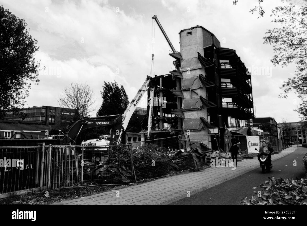 Démolition de l'emblématique «bâtiment bleu», construit à l'origine dans les années 1970 pour abriter les bureaux des services sociaux de la municipalité. Tilburg, pays-Bas. Banque D'Images