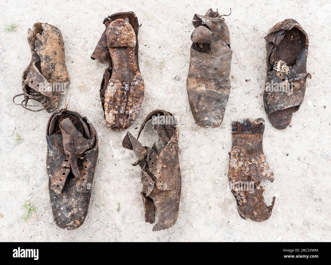 Une collection de chaussures victoriennes enterrées sous le sol d'un atelier de joineurs pour éloigner les mauvais esprits ou porter chance, East Yorkshire, Royaume-Uni Banque D'Images