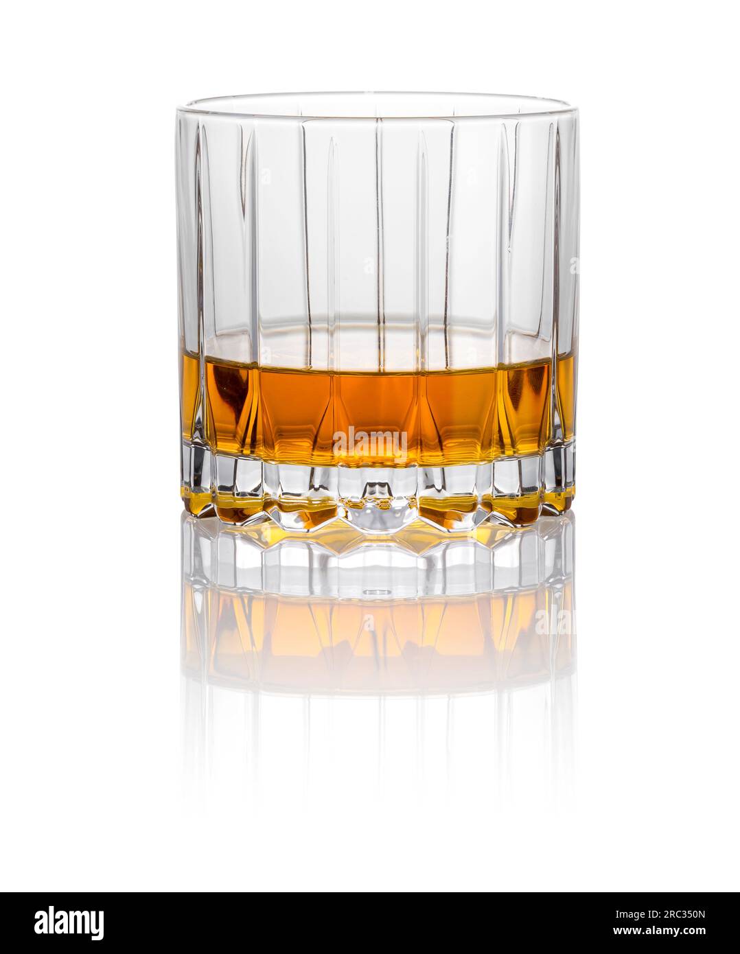 Verre de cristal transparent rempli d'alcool de whisky frais isolé sur fond blanc avec réflexion Banque D'Images