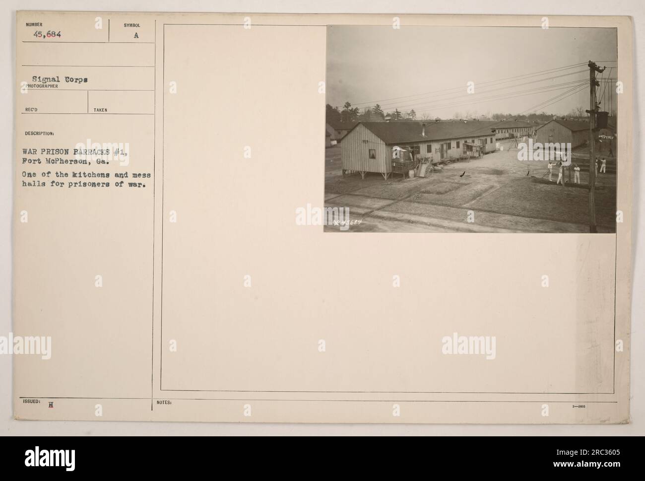 Une photographie de l'une des cuisines et des mess de la caserne de la prison de guerre no 1 à fort McPherson, en Géorgie, pendant la première Guerre mondiale. Cet établissement particulier a été désigné pour les prisonniers de guerre, spécifiquement numérotés de 45 684. La photo a été prise par un photographe avec le signal corps et est cataloguée sous la description « CASERNE DE PRISON DE GUERRE #1, fort McPherson, GA. » Banque D'Images