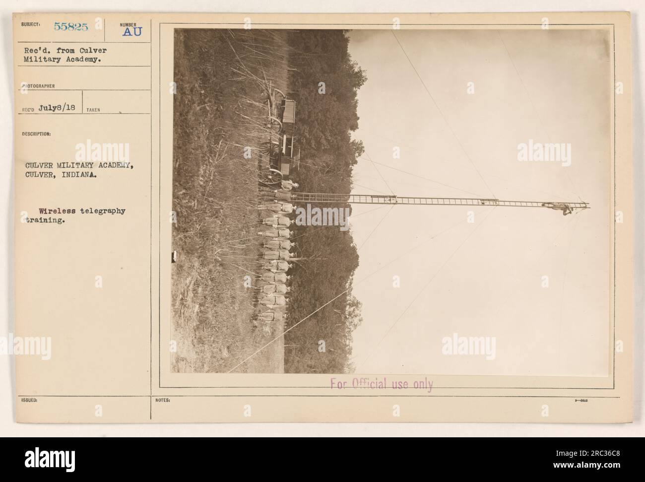 Culver Military Academy dans l'Indiana mène une formation en télégraphie sans fil pendant la première Guerre mondiale. Cette photographie, étiquetée '55825', a été prise par le photographe ELCO en juillet 1918. L'image montre des étudiants et des instructeurs engagés dans des activités de formation et démontre l'importance de la communication sans fil pendant la guerre. Banque D'Images