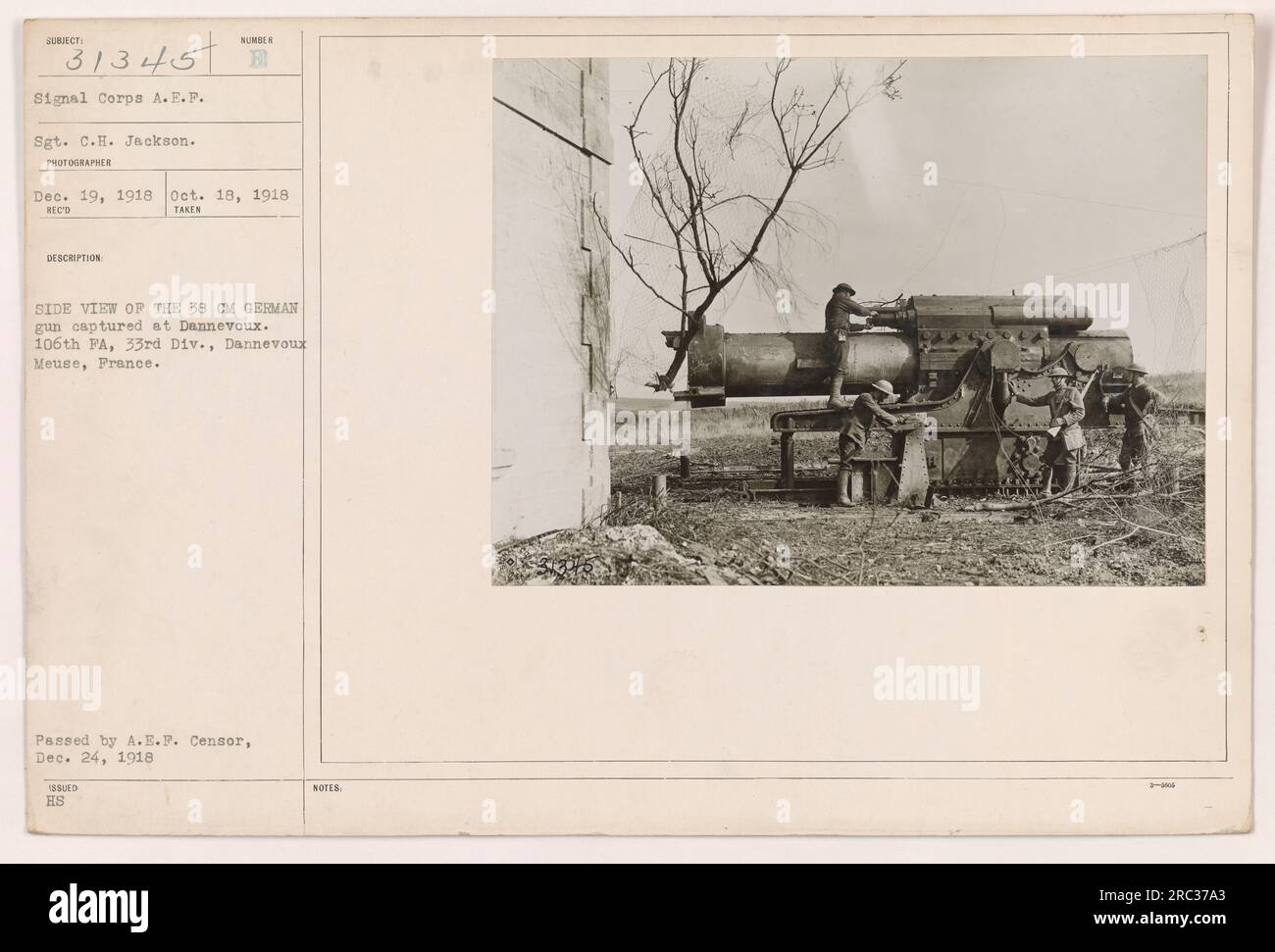 Vue latérale du canon allemand de 38 cm capturé à Dannevoux. La photographie montre le soldat américain Sgt. C.H. Jackson du signal corps. Prise par le photographe Reed le 18 octobre 1918. Le canon a été capturé par la 106e artillerie de campagne de la 33e division à Dannevoux, Meuse, France. Émis par l'A.E.P. Censurer le 24 décembre 1918. Numéro de référence de l’archive : 111-SC-31345. Banque D'Images