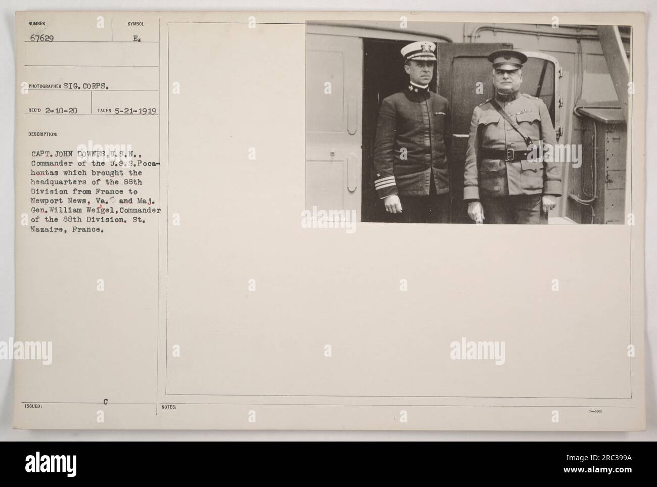 Capitaine John Downes, U.S. N., commandant de l'U.S.S. Pocahontas et le major général William Weigel, commandant de la 88e division, photographiés à St. Nazaire, France. Les États-Unis Pocahontas amène le quartier général de la 88e division de France à Newport News, Virginie. Prise le 21 mai 1919. Photo émise par SIG, CORPS, REC le 10 février 1920. (Description et notes tirées des documents officiels, numéro de référence 67629). Banque D'Images