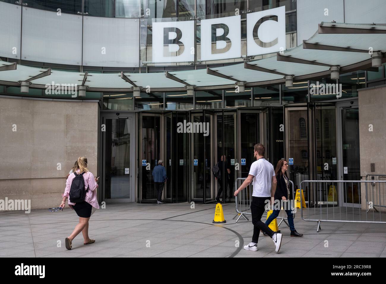 Londres, Royaume-Uni. 12 juillet 2023. Des gens devant le siège de la BBC à Portland place. Le journal The Sun a allégué qu'un présentateur de la BBC a payé un jeune pour des photos explicites, à partir de l'âge de 17 ans. La BBC a suspendu, mais pas encore identifié publiquement le présentateur masculin alors que les enquêtes se poursuivent. Crédit : Stephen Chung / Alamy Live News Banque D'Images