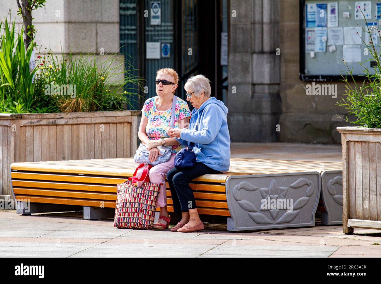 Dundee, Tayside, Écosse, Royaume-Uni. 12 juillet 2023. Météo Royaume-Uni : les températures à Tayside, en Écosse, ont atteint 20°C ce matin. Les résidents locaux passent la matinée à se détendre dans le centre-ville de Dundee, profitant du fabuleux soleil chaud de juillet et de la vie de la ville. Crédit : Dundee Photographics/Alamy Live News Banque D'Images