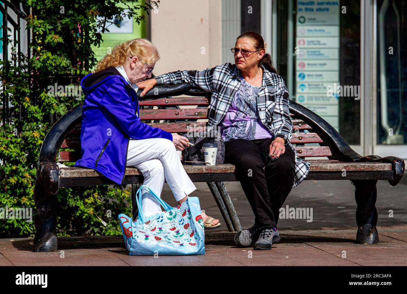 Dundee, Tayside, Écosse, Royaume-Uni. 12 juillet 2023. Météo Royaume-Uni : les températures à Tayside, en Écosse, ont atteint 20°C ce matin. Les résidents locaux passent la matinée à se détendre dans le centre-ville de Dundee, profitant du fabuleux soleil chaud de juillet et de la vie de la ville. Crédit : Dundee Photographics/Alamy Live News Banque D'Images