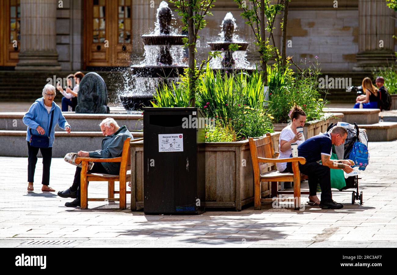 Dundee, Tayside, Écosse, Royaume-Uni. 12 juillet 2023. Météo Royaume-Uni : les températures à Tayside, en Écosse, ont atteint 20°C ce matin. Les résidents locaux passent la matinée à se détendre dans le centre-ville de Dundee, profitant du fabuleux soleil chaud de juillet et de la vie de la ville. Crédit : Dundee Photographics/Alamy Live News Banque D'Images