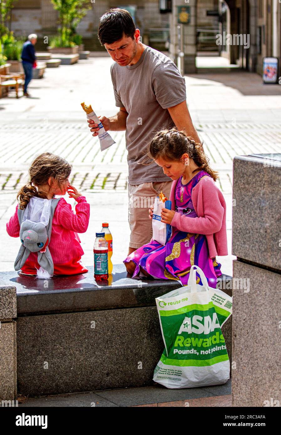 Dundee, Tayside, Écosse, Royaume-Uni. 12 juillet 2023. Météo Royaume-Uni : les températures à Tayside, en Écosse, ont atteint 20°C ce matin. Les résidents locaux passent la matinée à se détendre dans le centre-ville de Dundee, profitant du fabuleux soleil chaud de juillet et de la vie de la ville. Crédit : Dundee Photographics/Alamy Live News Banque D'Images