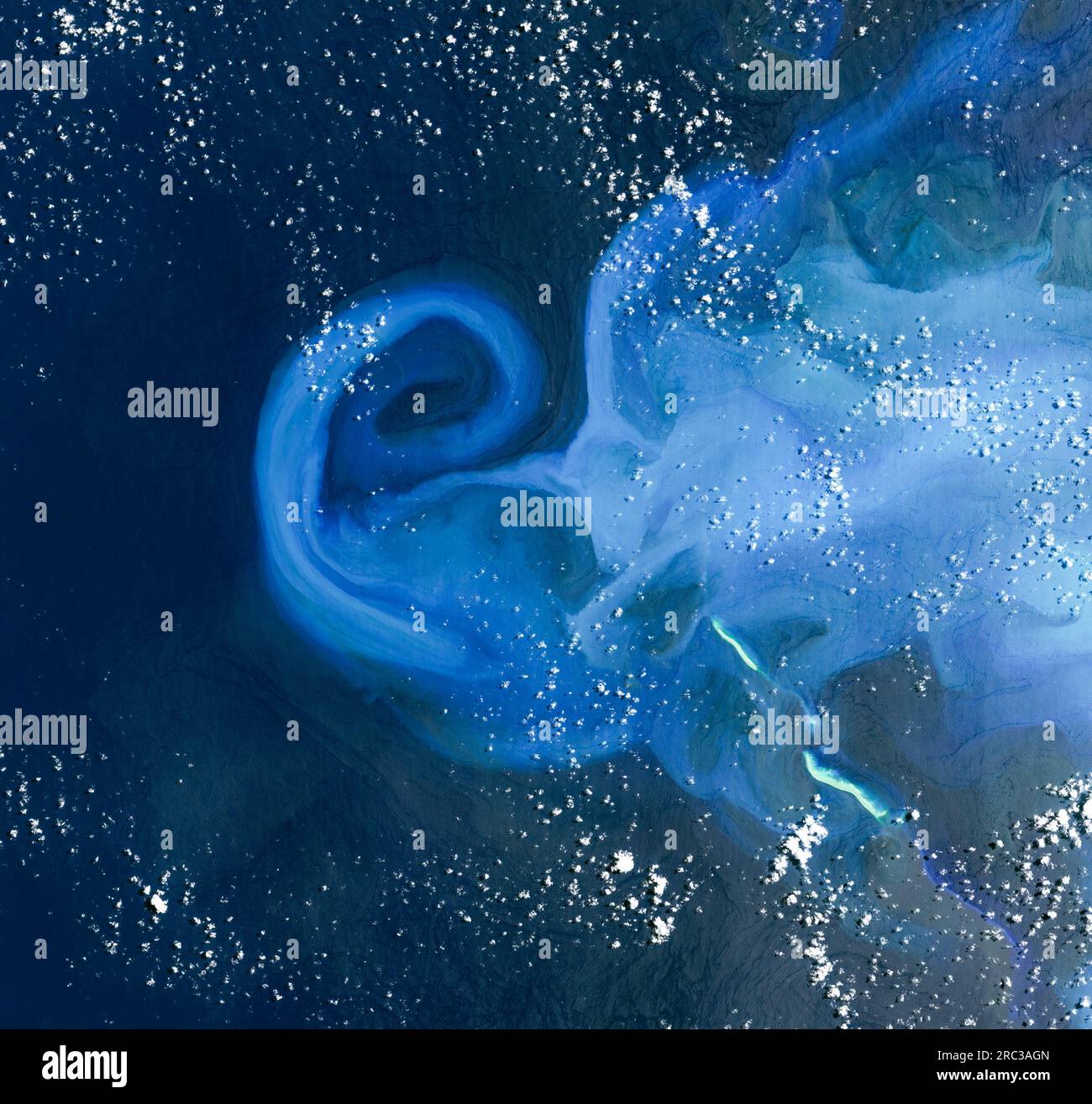 Sédiment tourbillonnant dans les tourbillons autour de la mer de Corail et du plateau Bellona cause du cyclone tropical Gabrielle Banque D'Images