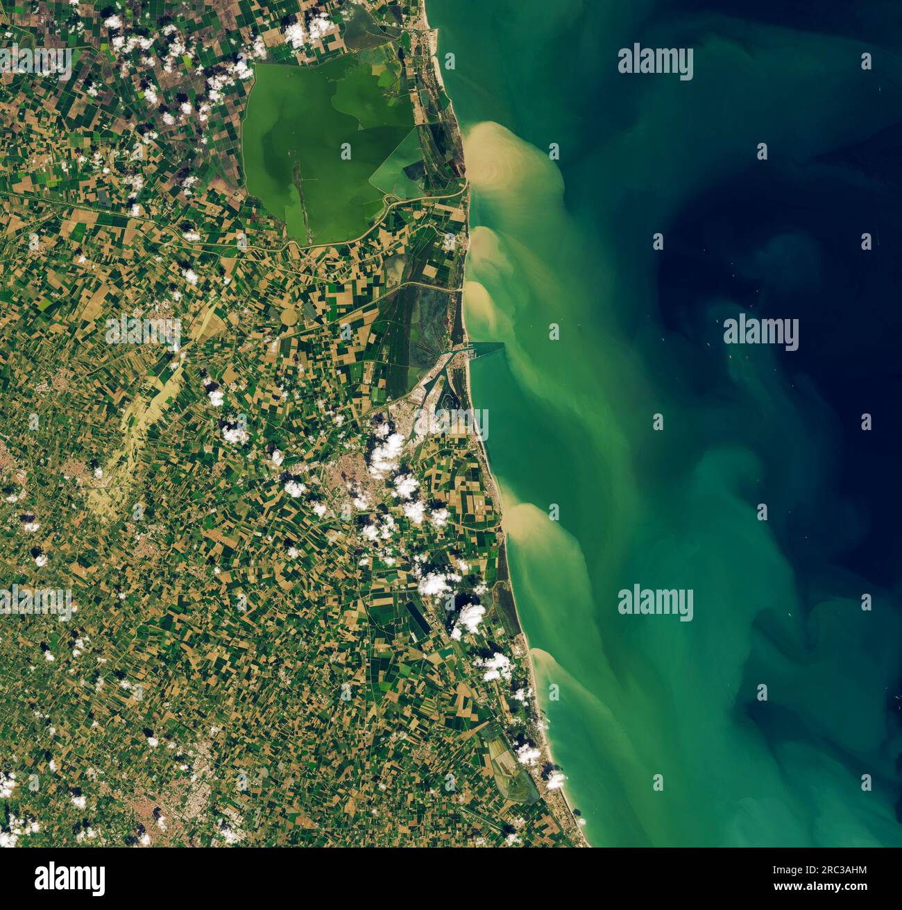 2023 graves inondations dans certaines parties de l'Émilie-Romagne, Italie, érosion des sols causerapidés et évacuation de grandes quantités de sédiments vers la mer. Eaux chargées de sédiments Banque D'Images