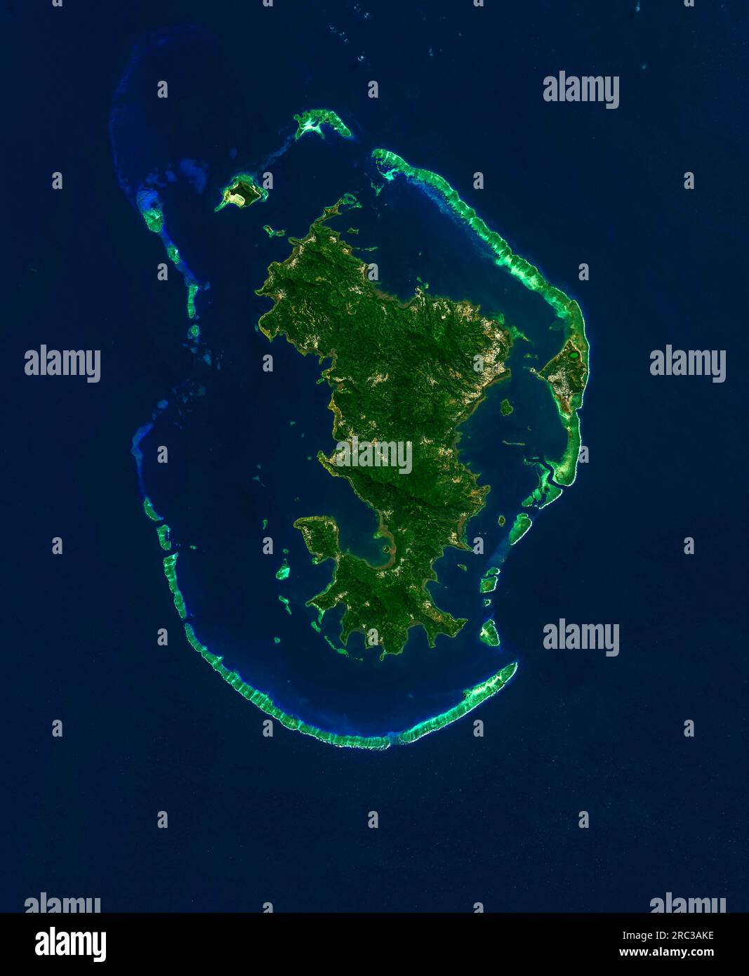 Mayotte, dans l’archipel des Comores, présente un anneau extérieur de récifs barrières et de petits îlots, qui forment un lagon riche en biodiversité marine. Coraux a Banque D'Images