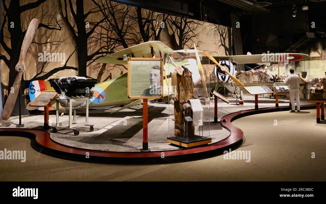 Exposition d'avions et de moteurs de la première Guerre mondiale dans l'aile Personal courage au Museum of Flight Seattle, État de Washington, États-Unis Banque D'Images