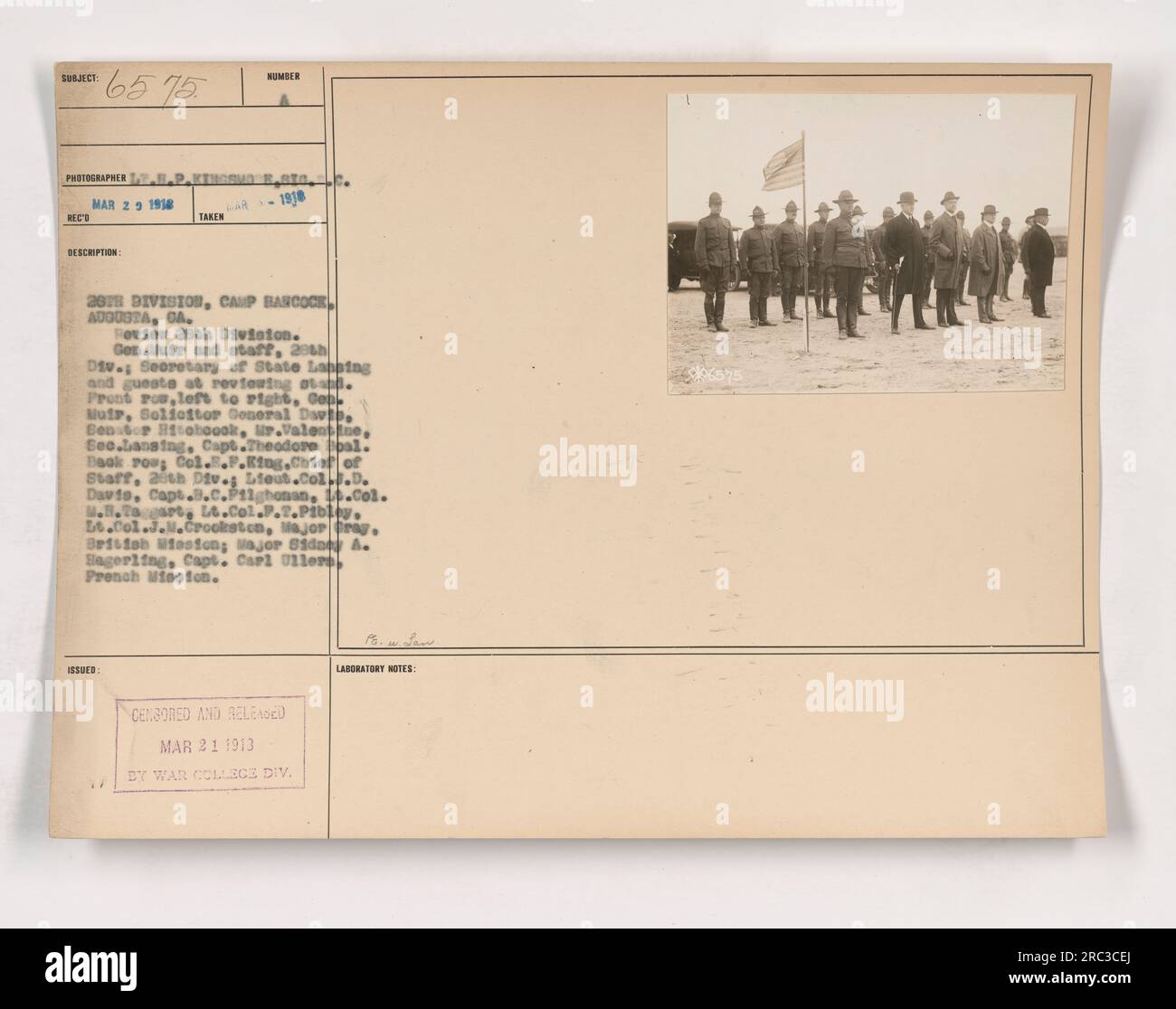 28e division, Camp Hancock, Géorgie, Revue divisionnaire. Le général Muir et le personnel de la 20e division, ainsi que le secrétaire d'État Lansing et les invités, sont vus au stand d'examen. Plusieurs officiers et officiels militaires sont présents dans les rangs avant et arrière. Cette photo a été prise en 1918 et censurée et publiée par la Division du Collège de guerre. 806875 est noté dans le dossier de laboratoire. Banque D'Images