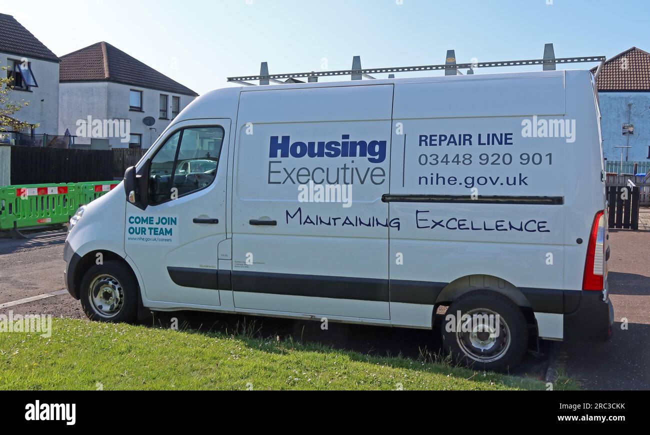 Réparation de logements sociaux par le Northern Ireland Housing Executive NIHE - Maintaining Excellence, Riverside court, Bushmills, Irlande du Nord, Banque D'Images