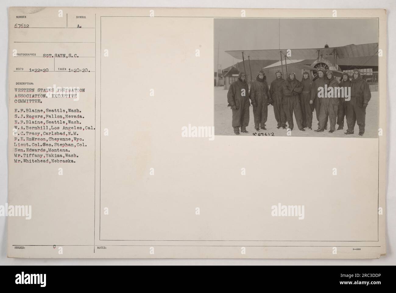 L'image représente le Comité exécutif de la Western States irrigation Association pendant la première Guerre mondiale Les membres du comité présentés sont : E.F.Blaine de Seattle, Washington ; S.J.Rogers de Fallon, Nevada ; W. A. Bernhill de Los Angeles, Californie ; F.C. Tracy de Carlsbad, Nouveau-Mexique ; F.E. Emerson de Cheyenne, Wyoming ; Lieut. Colonel Seo. Stephan du Montana ; le colonel Edwards du Montana ; M. Tiffany de Yakima, Washington ; et M. Whitehead du Nebraska. Banque D'Images