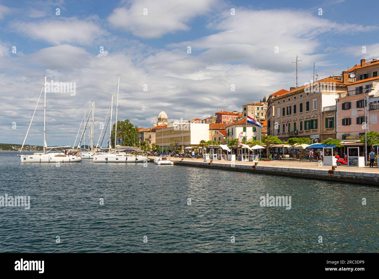 Le port et la promenade de la ville de Sibinik en Croatie Banque D'Images
