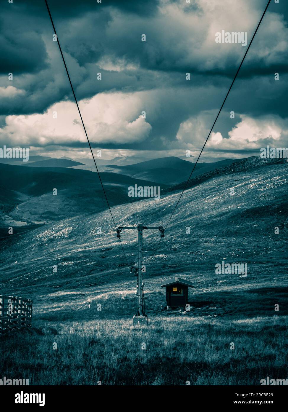 Pylône avec des câbles et hutte sur la montagne, image divisée en tons Banque D'Images