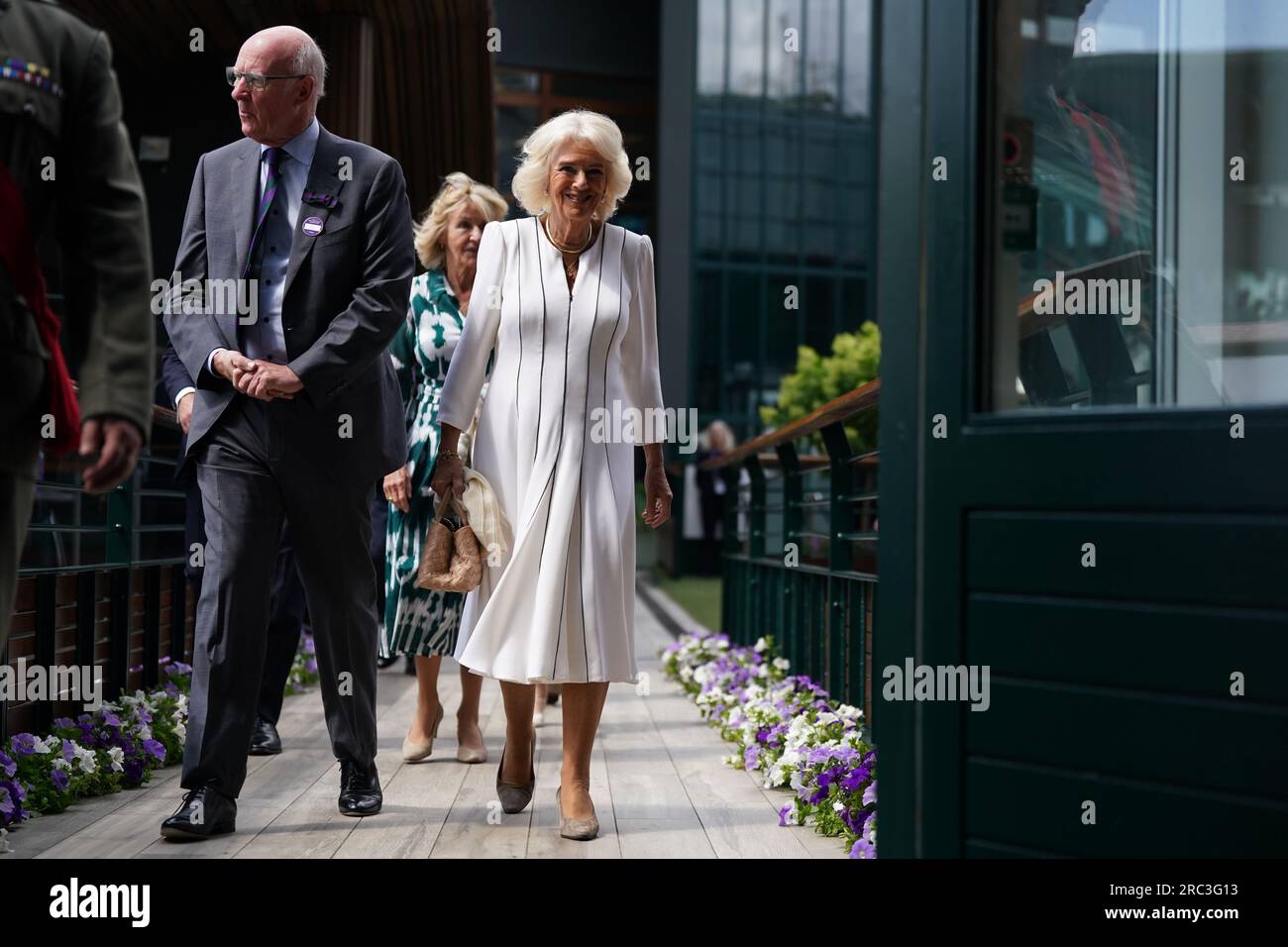 La reine Camilla avec Ian Hewitt, président de l'AELTC, lorsqu'elle arrive pour sa visite le dixe jour des Championnats de Wimbledon 2023 au All England Lawn tennis and Croquet Club à Wimbledon. Date de la photo : mercredi 12 juillet 2023. Banque D'Images