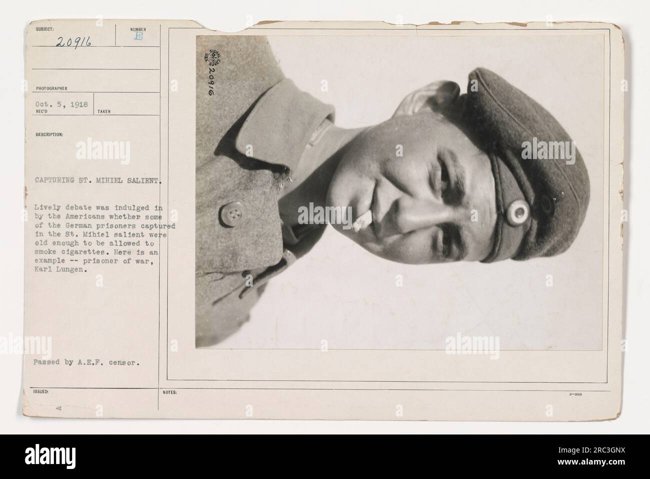 Des soldats américains débattent pour savoir si un prisonnier allemand capturé, Karl Lungen, est assez vieux pour fumer des cigarettes pendant la capture du St. Mihiel Saillant. Photo prise le 5 octobre 1918. Cette image a été transmise par le censeur de l'A.E.F. (Photographies des activités militaires américaines pendant la première Guerre mondiale - 111-SC-20916, provenant de Sumber) Banque D'Images