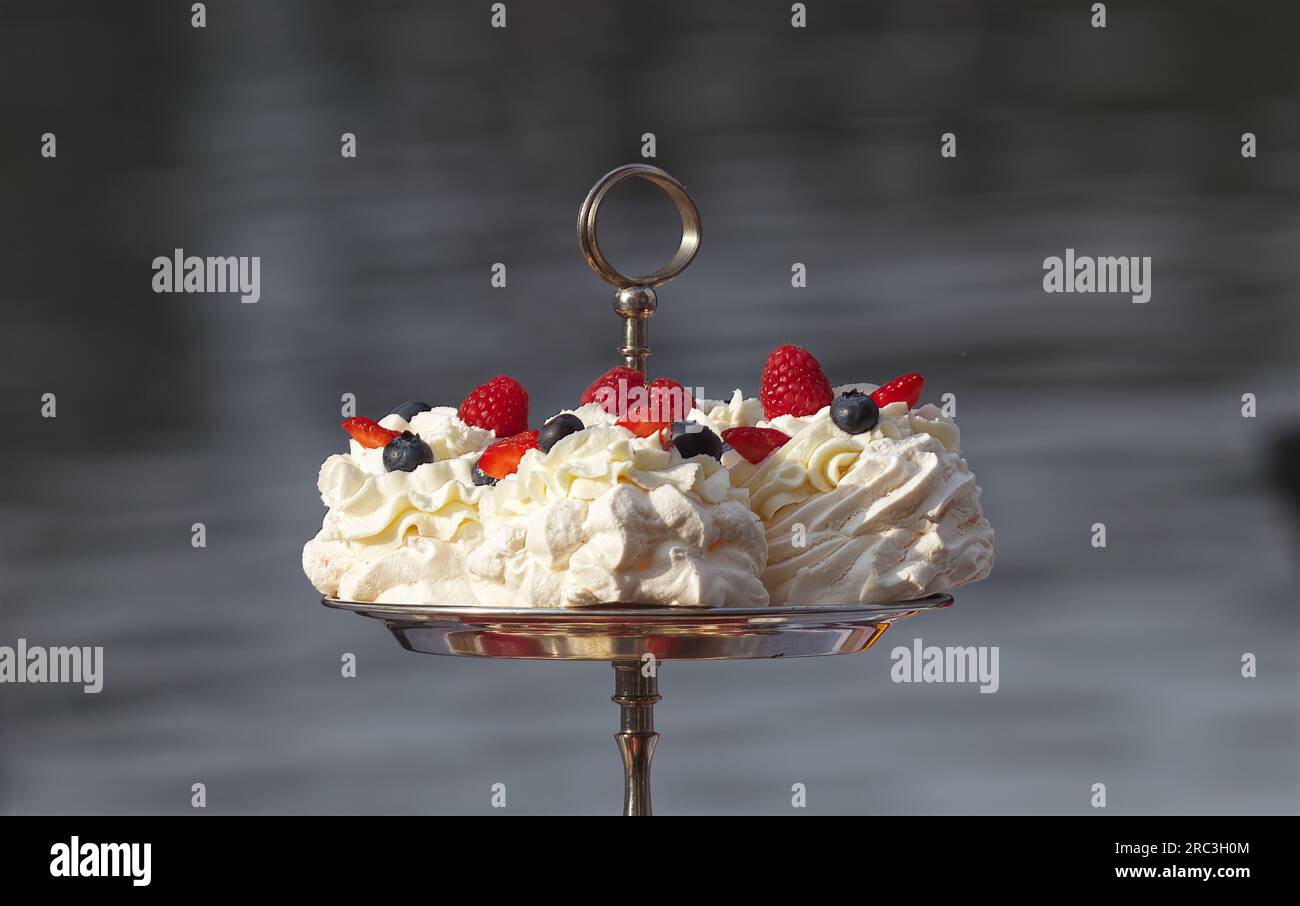 Desserts Pavlova agrémentés de fruits de baies d'été, framboises, fraises et bleuets, gros plan sans personne autour. Banque D'Images
