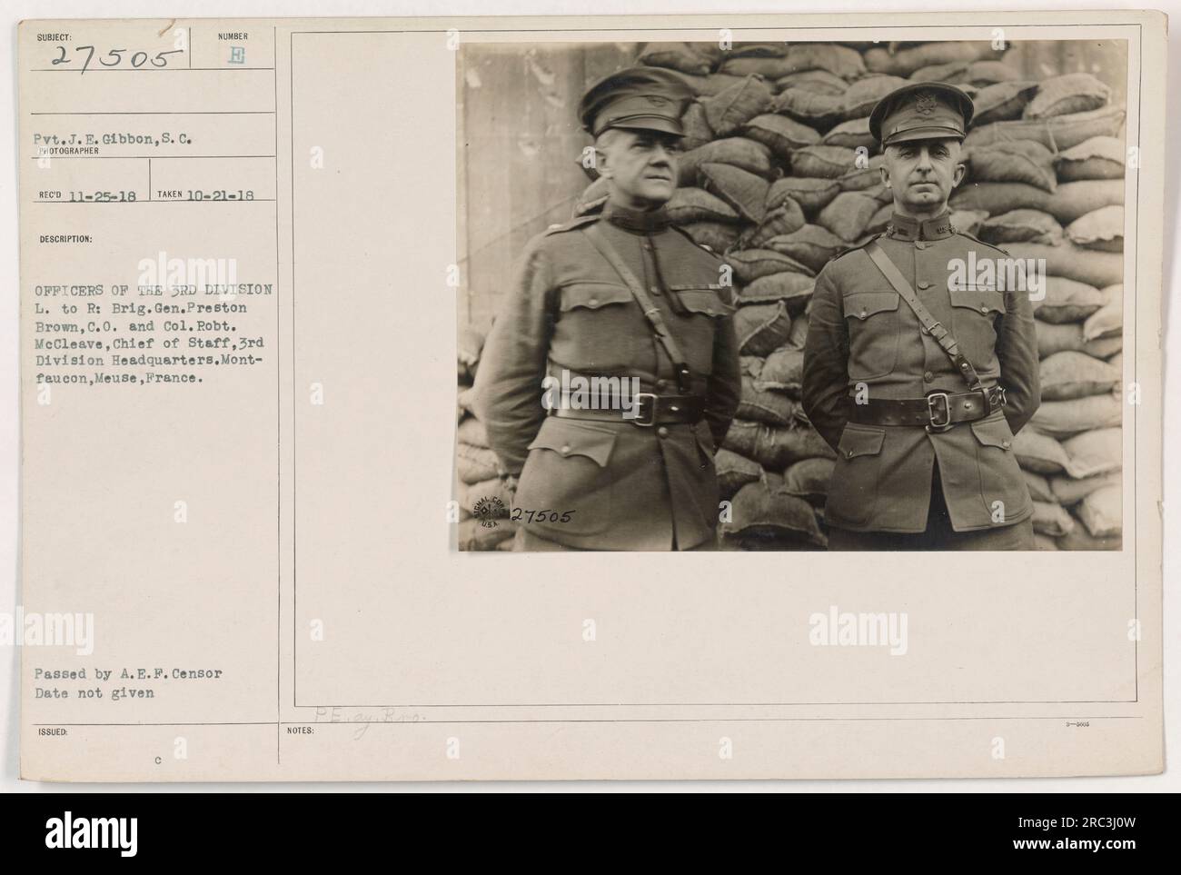 Sur cette photo en noir et blanc de la Seconde Guerre mondiale, Brig. Le général Preston Brown et le colonel Robert McCleave, officiers de la 3rd division. La photo a été prise à Montfaucon, Meuse en France, et elle ne comprend pas la date indiquée. Banque D'Images