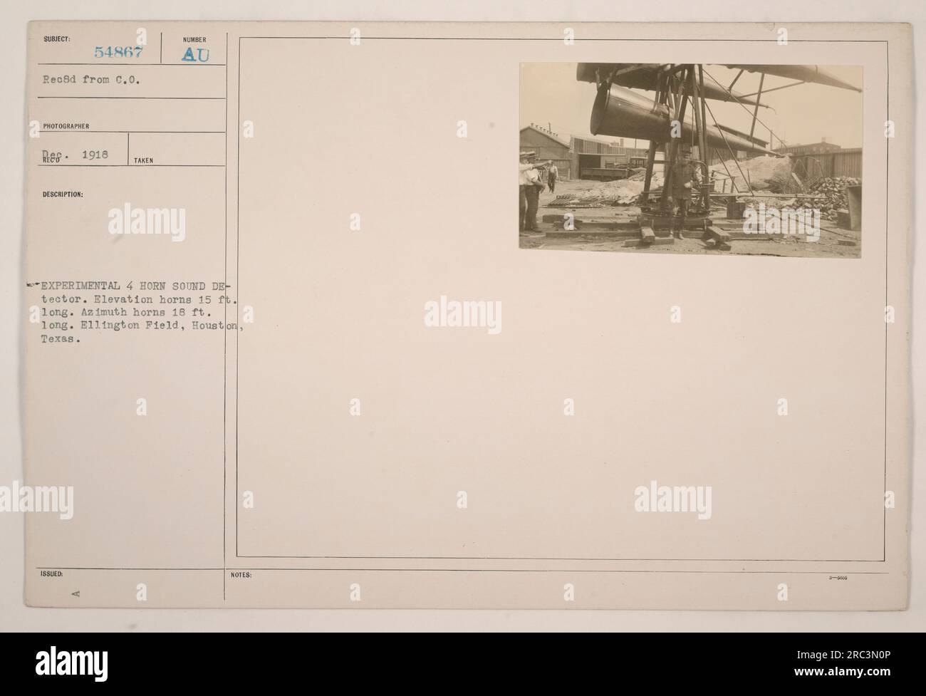L'image montre un détecteur expérimental de son de klaxon de 4 à Ellington Field à Houston, Texas pendant la première Guerre mondiale. Les avertisseurs sonores d'élévation mesurent 15 pieds. long tandis que les cornes azimutales sont de 18 pieds. long. Cet appareil a été utilisé pour détecter et localiser les signaux sonores pendant les activités militaires. Banque D'Images