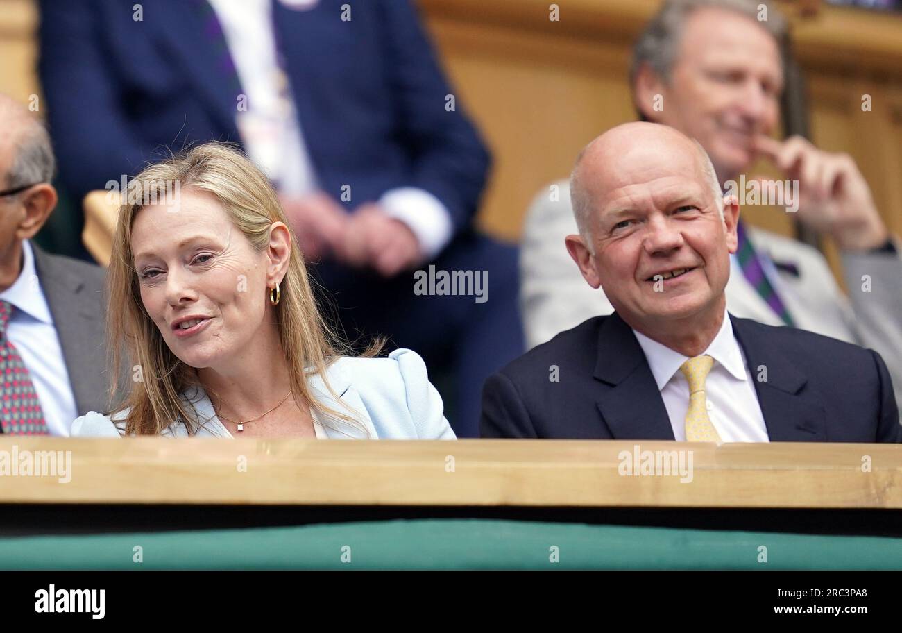 William Hague avec sa femme Ffion, dans la boîte royale le dixième jour des Championnats de Wimbledon 2023 au All England Lawn tennis and Croquet Club à Wimbledon. Date de la photo : mercredi 12 juillet 2023. Banque D'Images