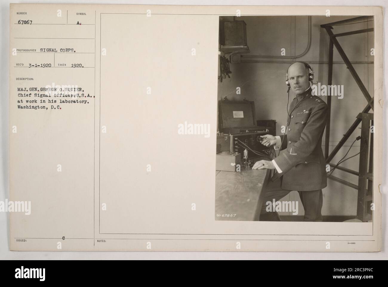 Le major général George O. Squier, chef des transmissions des États-Unis, a été vu travailler dans son laboratoire à Washington, DC La photographie a été prise en 1920 et porte le symbole de description RECO 3-1-1920. Il fait partie de la collection numérotée 67867 par le signal corps. Banque D'Images