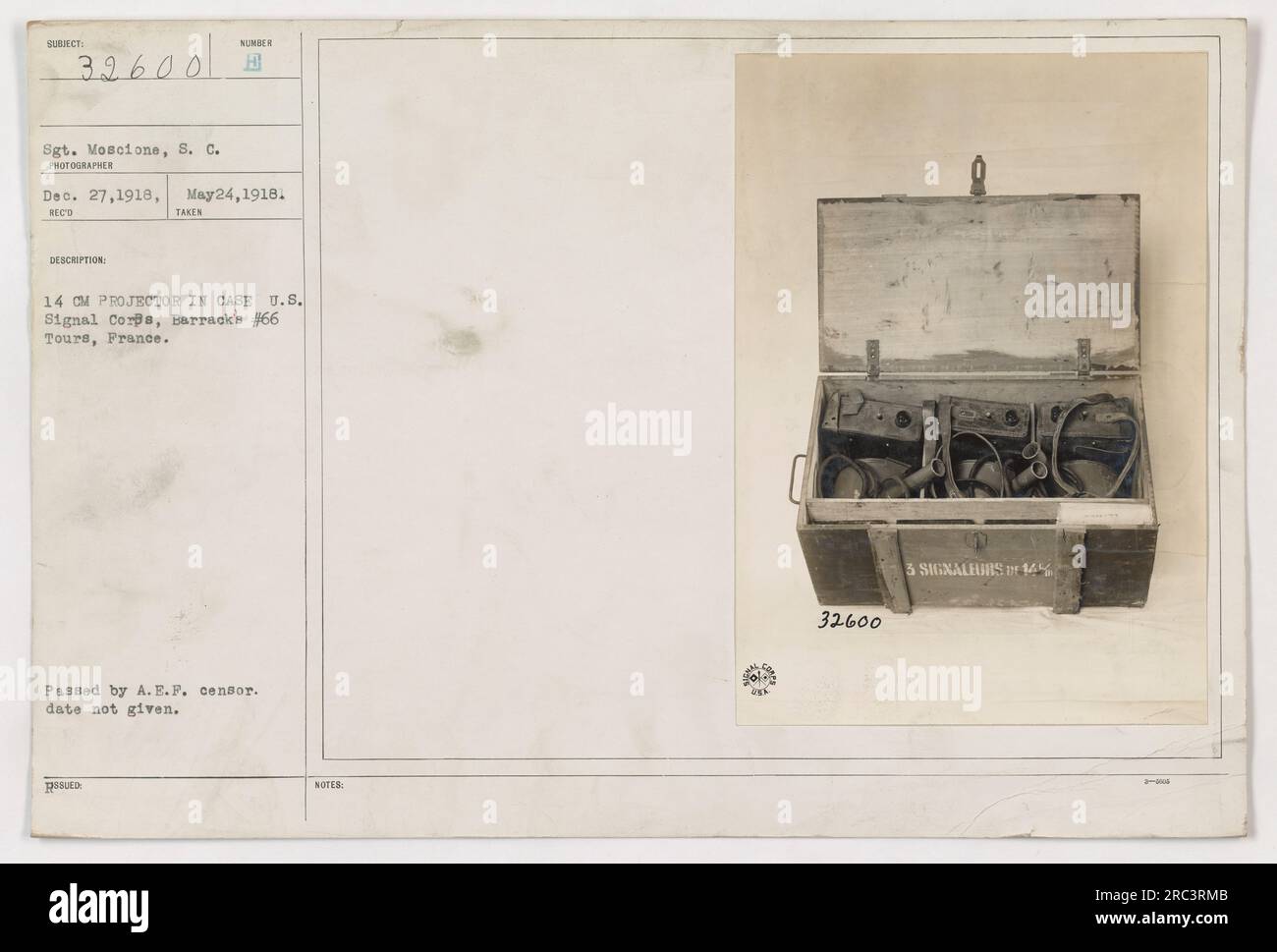 Sergent Moscioni des États-Unis Signal corps est vu sur cette photographie prise le 27 décembre 1918, dans la caserne #66 à Tours, France. Il est debout à côté d'un projecteur de 14 cm, qui est rangé dans un étui. Cette image a été transmise par le censeur de l'A.E.F. bien que la date exacte soit inconnue. Banque D'Images