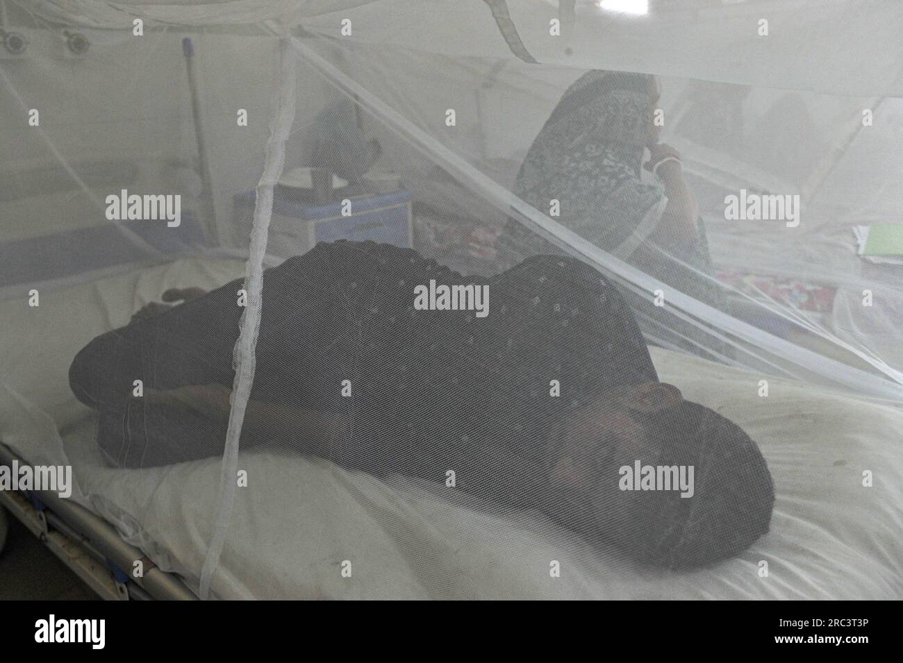 Sylhet, Bangladesh. 11 juillet 2023. Les personnes atteintes de dengue reçoivent un traitement à dengue Corner du Sylhet MAG Osmani Medical College Hospital, au Bangladesh. Plus de 6 patients sont maintenant sous traitement dans ce coin de dengue. Le nombre de patients atteints de dengue diagnostiqués dans les hôpitaux du Bangladesh augmente progressivement et le nombre de cas et de décès de dengue a augmenté de manière alarmante à travers le pays au cours des trois dernières semaines. Le 11 juillet 2023 Sylhet, Bangladesh (photo de MD Rafayat Haque Khan/Eyepix Group/Sipa USA) crédit : SIPA USA/Alamy Live News Banque D'Images