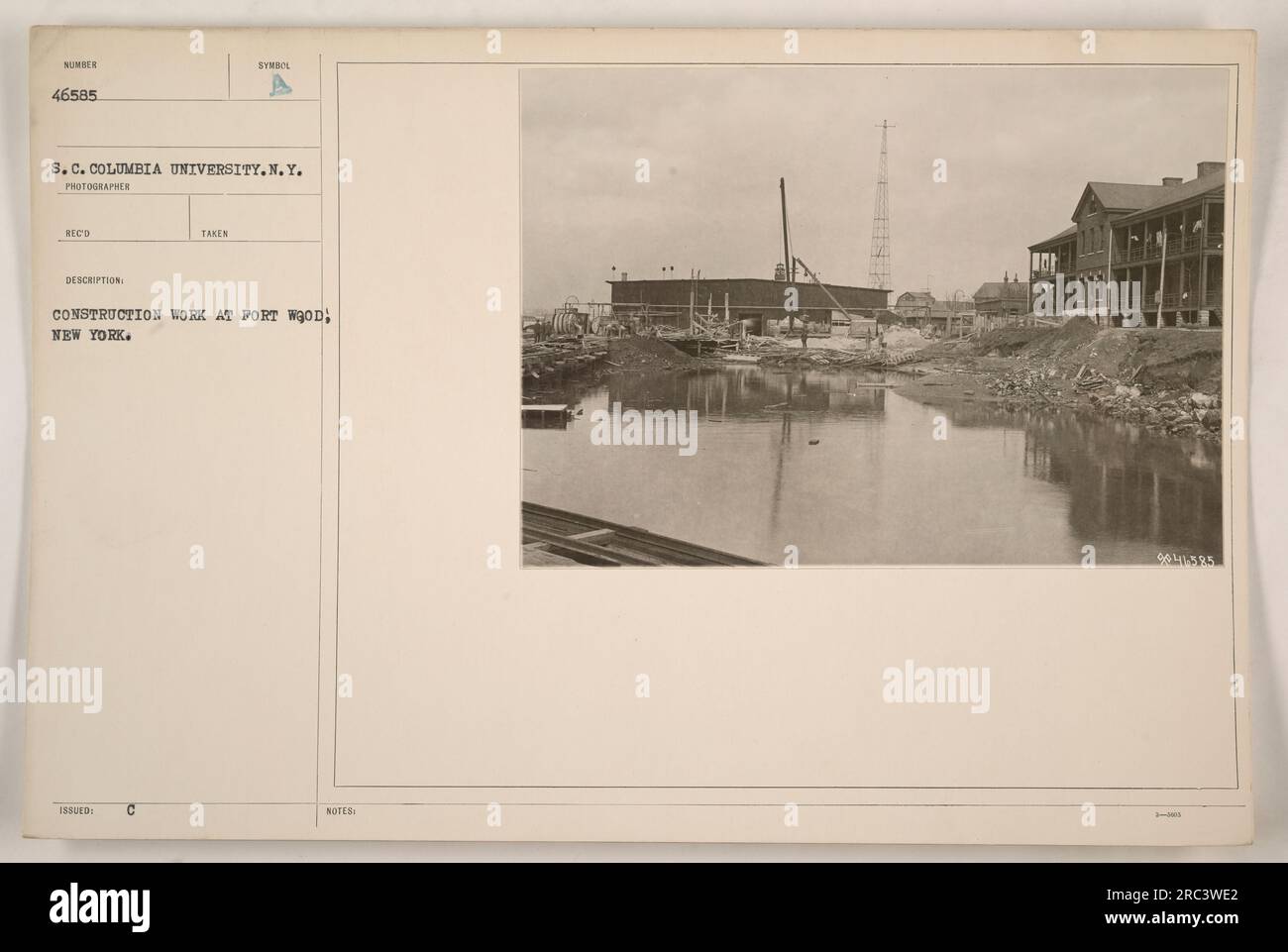 Équipe de construction travaillant à fort Wood à New York pendant la première Guerre mondiale. Photo prise par le photographe de l'Université Columbia et portant le numéro 46585. Cette image capture les activités de construction en cours sur la base militaire. Banque D'Images
