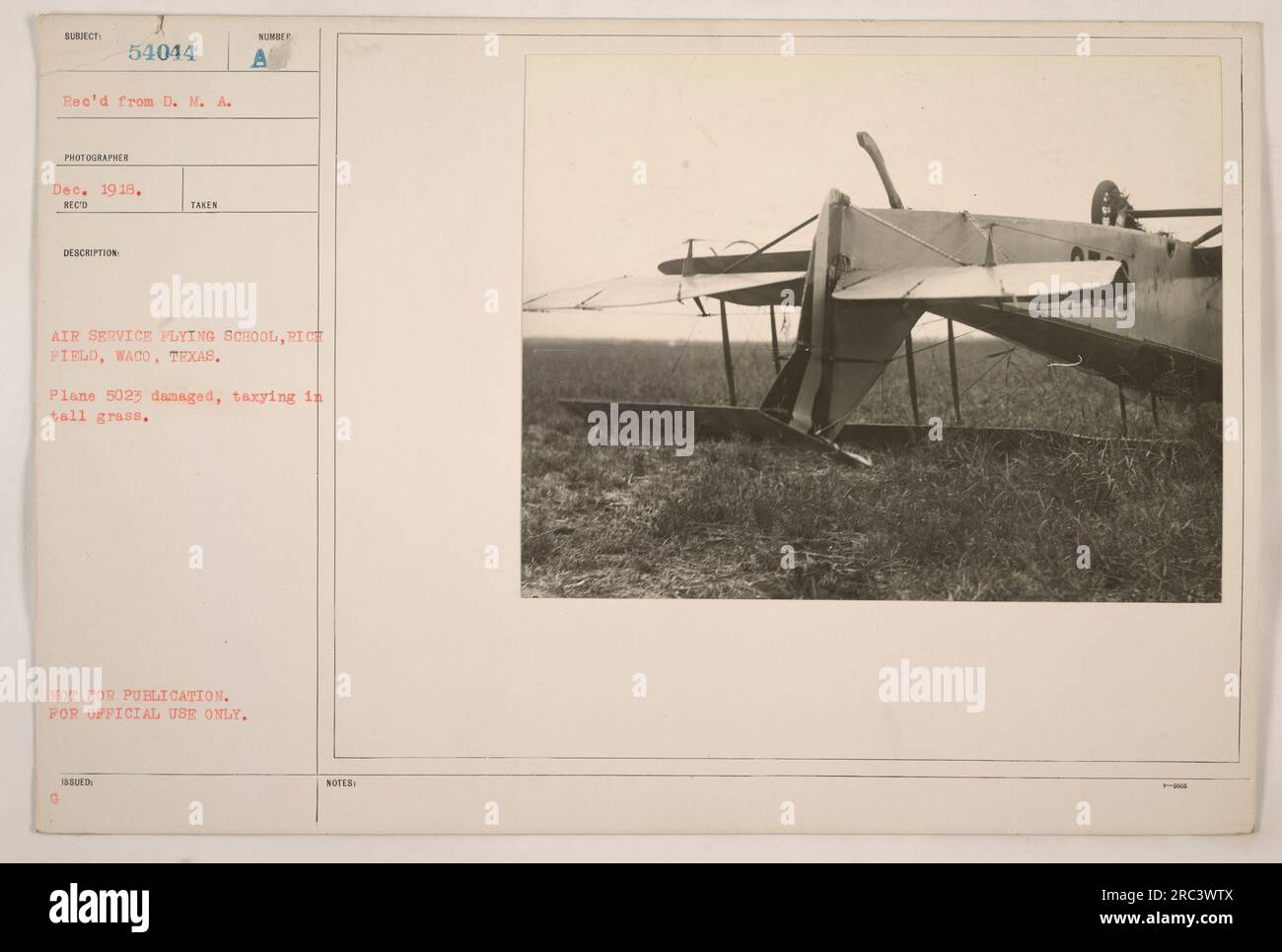 Image de l'école de vol Air Service à Rich Field à Waco, Texas. La photo a capturé l'avion 5023 endommagé alors qu'il roulait dans de hautes herbes. La photographie a été reçue du photographe D. M. A. en décembre 1918. Il est marqué « NON DESTINÉ À LA PUBLICATION » et « À USAGE OFFICIEL UNIQUEMENT ». Banque D'Images