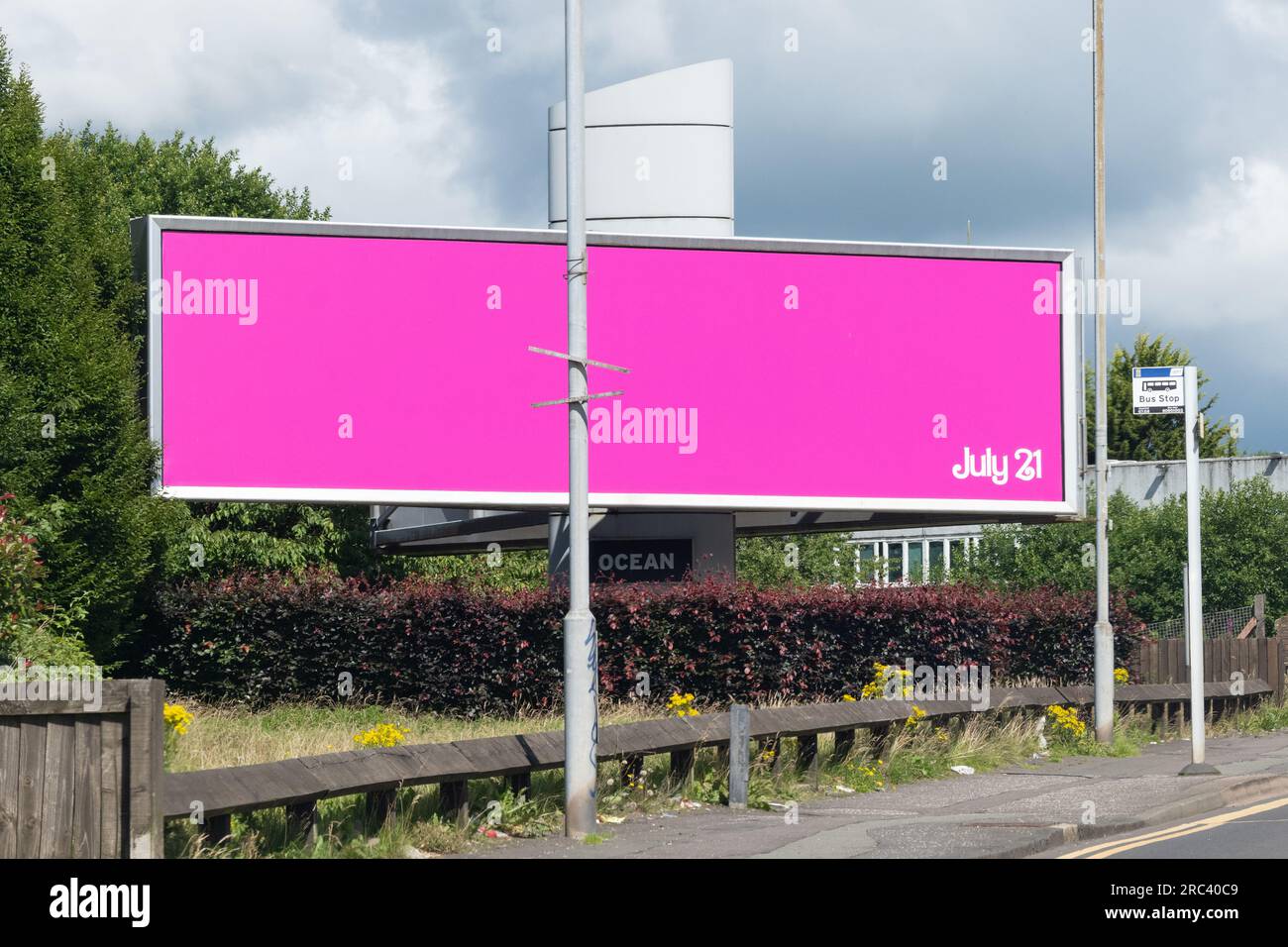 Panneau publicitaire rose du film Barbie avant la sortie du film le 21 2023 juillet - Parkhouse, North Glasgow, Écosse, Royaume-Uni Banque D'Images
