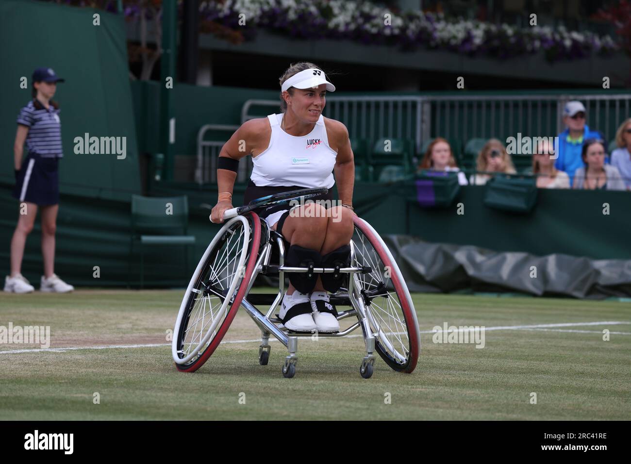 12 juillet 2023 ; All England Lawn tennis and Croquet Club, Londres, Angleterre : tournoi de tennis de Wimbledon ; Lucy Shuker (GBR) dans son match contre Aniek Van Koot (NED) , Women's Wheelchair Singles Match crédit : action plus Sports Images/Alamy Live News Banque D'Images
