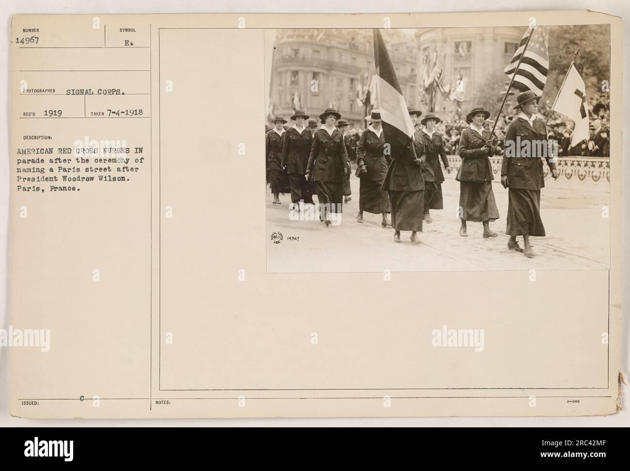 Des infirmières de la Croix-Rouge américaine participant à un défilé à Paris, après la cérémonie de dénomination d'une rue en l'honneur du président Woodrow Wilson. Prise le 4 juillet 1918. Cette photographie a été émise par le signal corps et le nom du photographe est E. elle est cataloguée comme numéro 14967 dans la collection. Banque D'Images