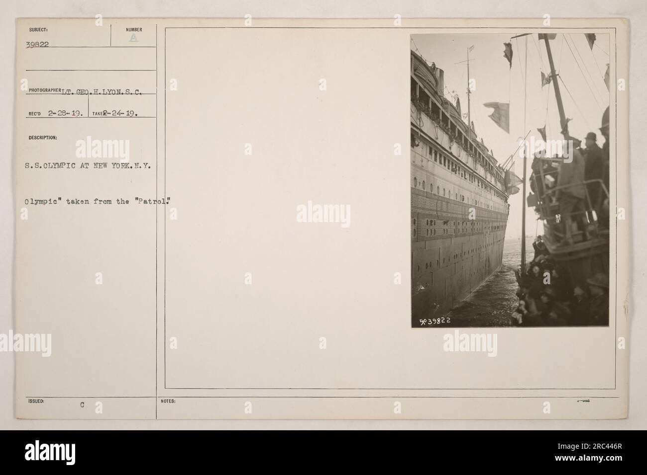 Le SS Olympic, exploité comme navire de transport de troupes pendant la première Guerre mondiale, est vu amarré à New York. Cette photographie, prise par T. Geo. H. Lyon, est numéroté 39822 et a été reçu le 28 février 1919. Le navire a été converti du paquebot de luxe Olympic pour transporter des troupes et des fournitures. Banque D'Images