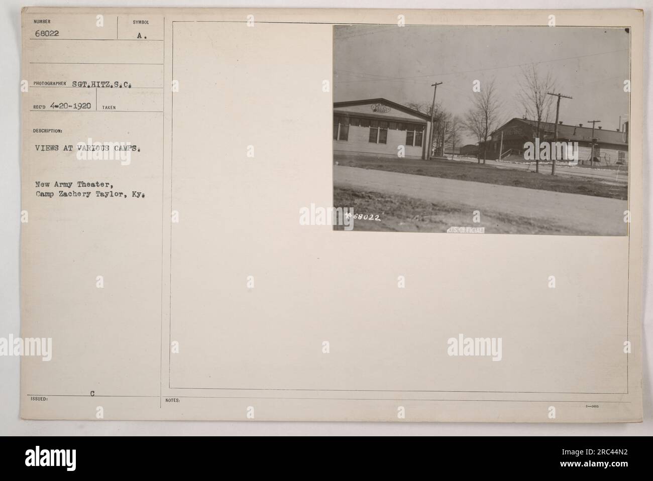 Une photographie en noir et blanc montrant une vue du théâtre de la Nouvelle Armée au Camp Zachary Taylor, Kentucky. L'image a été prise par le sergent Hitz le 20 avril 1920. Il fait partie d'une collection intitulée « vues à divers camps » et porte le numéro de série 68022. Banque D'Images