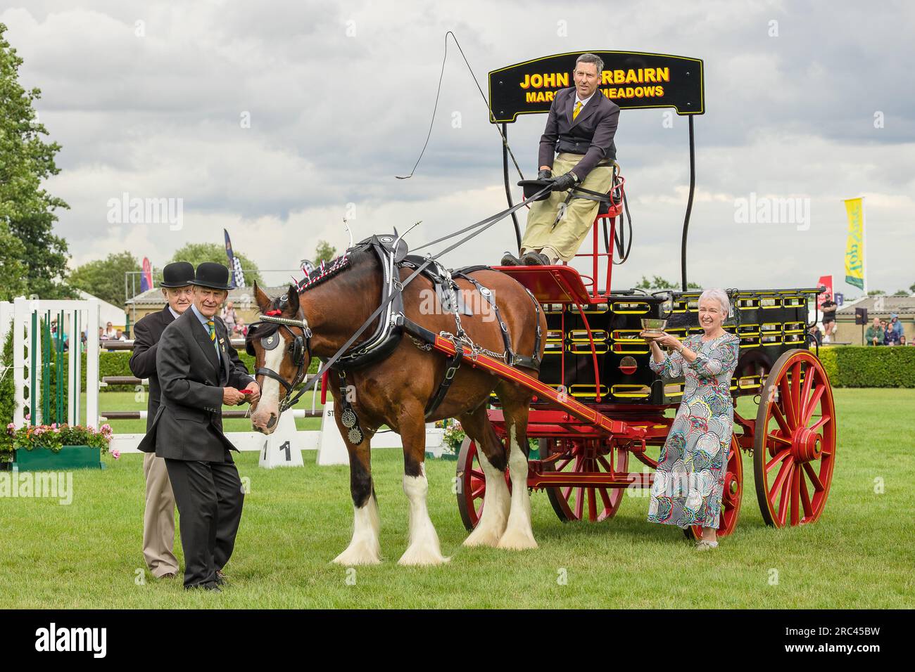 Great Yorkshire Show, Harrogate, Royaume-Uni. Mardi 11 2023. L'équipe lauréate du prix, M. John Fairbairn de Marshall Meadows dans la catégorie Heavy Horse simple, GR Banque D'Images