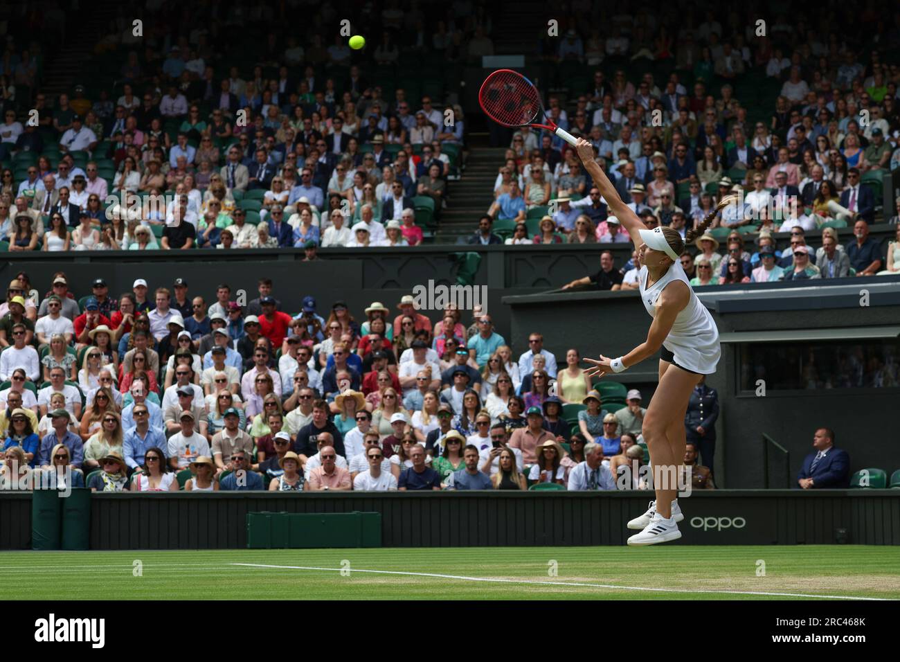 12 juillet 2023 ; All England Lawn tennis and Croquet Club, Londres, Angleterre : tournoi de tennis de Wimbledon ; Elena Rybakina (KAZ) sert à ONS Jabeur (TUN) crédit : action plus Sports Images/Alamy Live News Banque D'Images